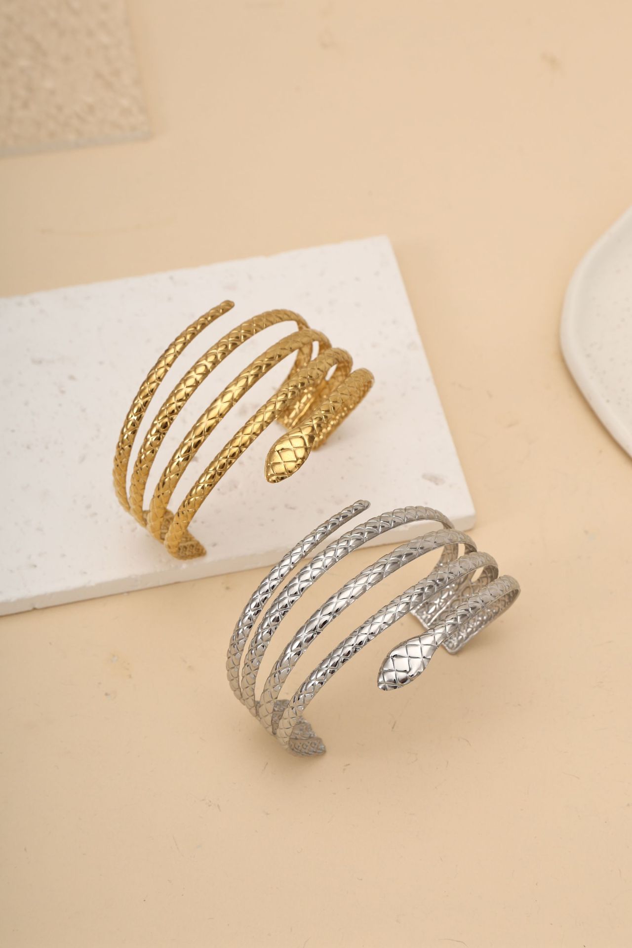 The snake-shaped animal cross-border stainless steel line open bracelet is a niche design with a sense of high-end fashion Item Picture