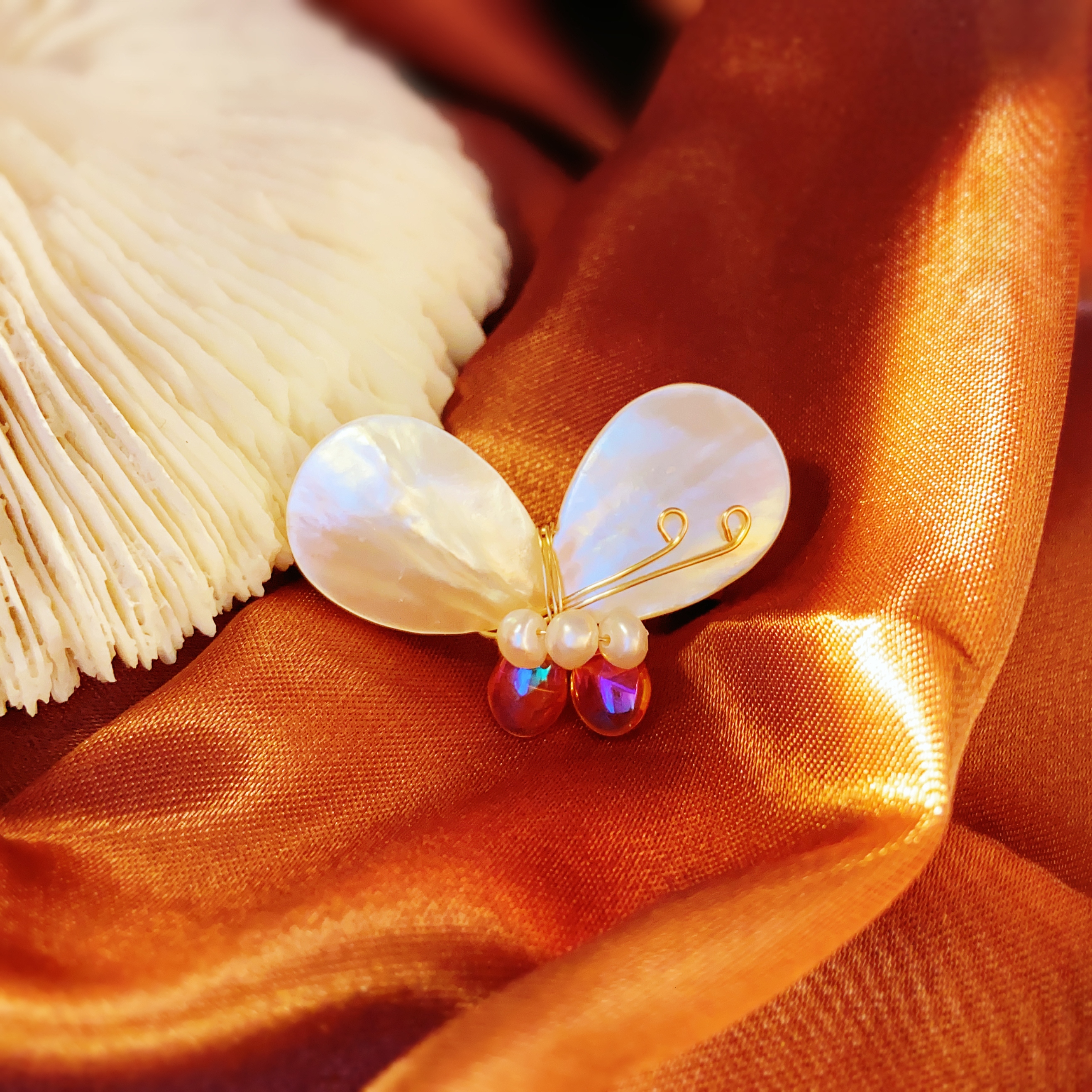 Pearl flower brooch, Baroque pearl brooch, brooch, decorative national trend brooch, retro accessory brooch, ladies' waist-cinching fashion Application Scenario
