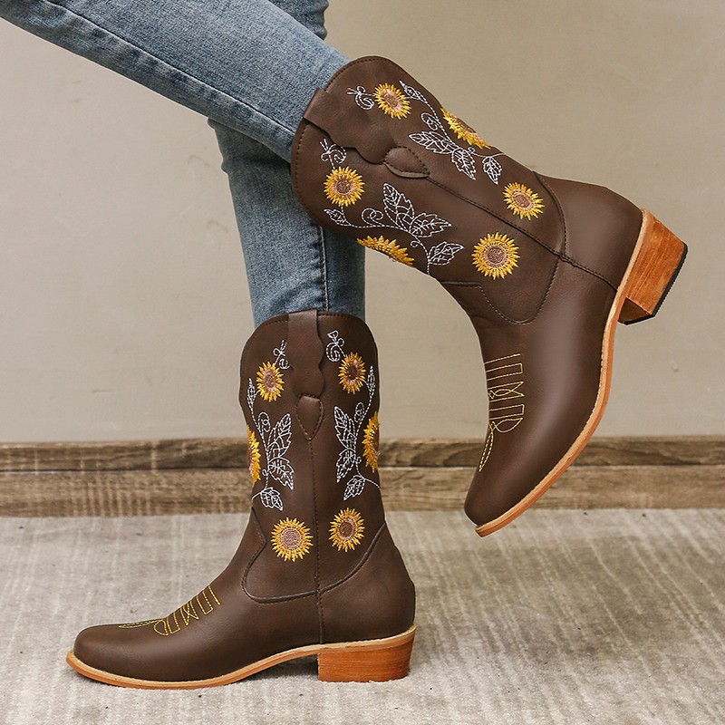 The new autumn and winter 2021 collection of large-sized chunk-heeled ankle boots from Europe and America is now available. The versatile high-heeled Dr. Martens boots are now available for women full figure