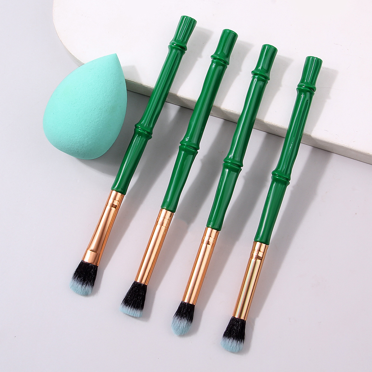 4 bamboo-handled makeup brushes, eyeshadow brushes, smudging brushes, brightening and highlighting brushes, dry and wet dual-purpose, no-makeup foundation, sponge egg full figure