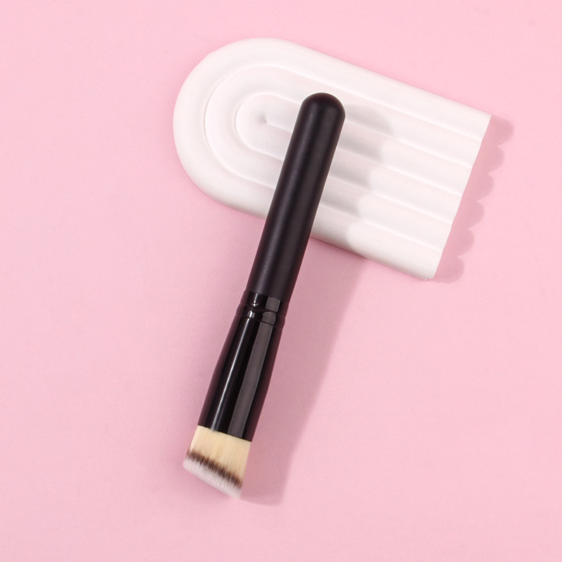 Single angled foundation brush, mask brush, beginner's portable wooden-handled beauty brush, makeup tools in stock for wholesale Application Scenario