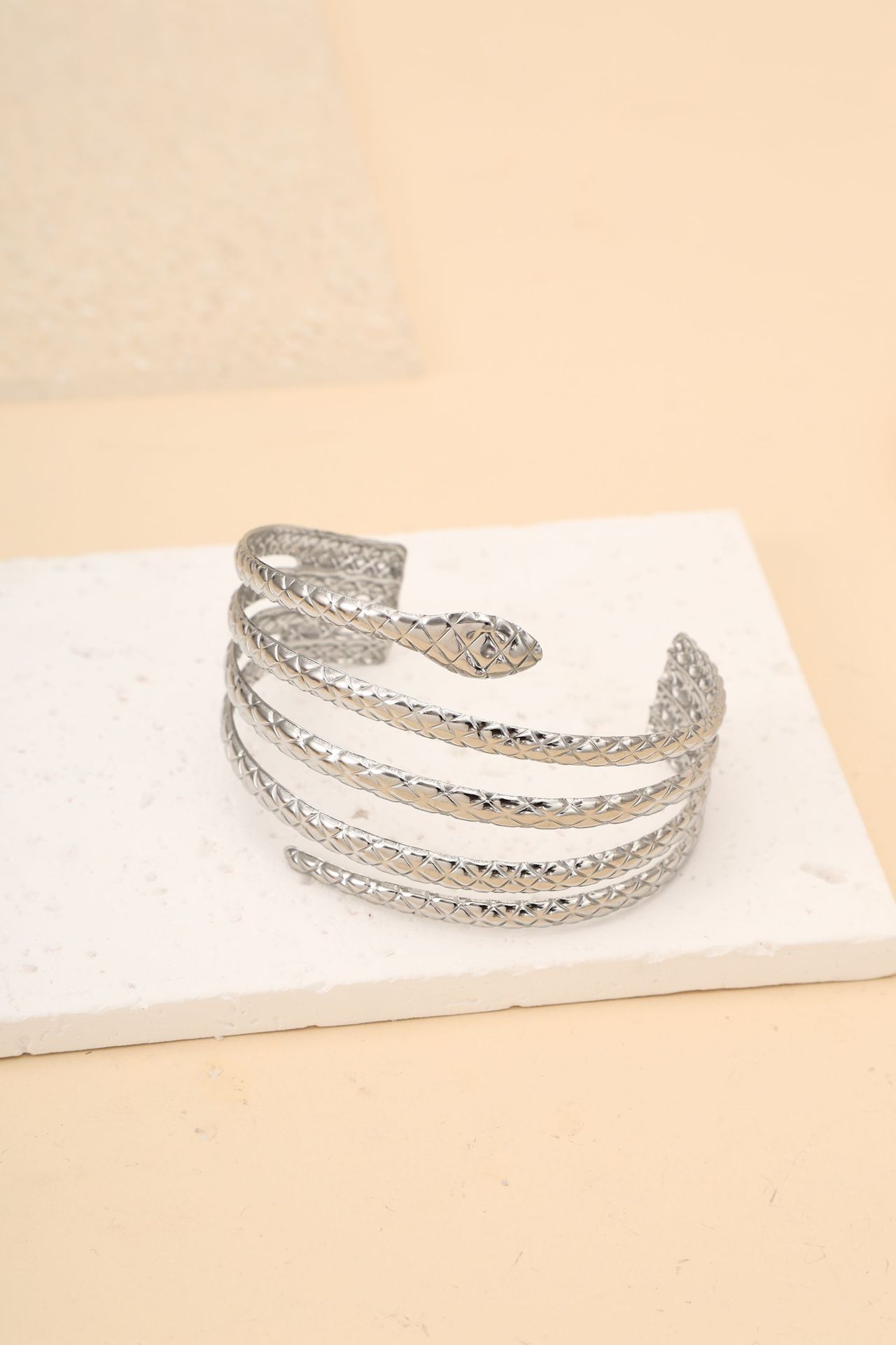 The snake-shaped animal cross-border stainless steel line open bracelet is a niche design with a sense of high-end fashion Specification image