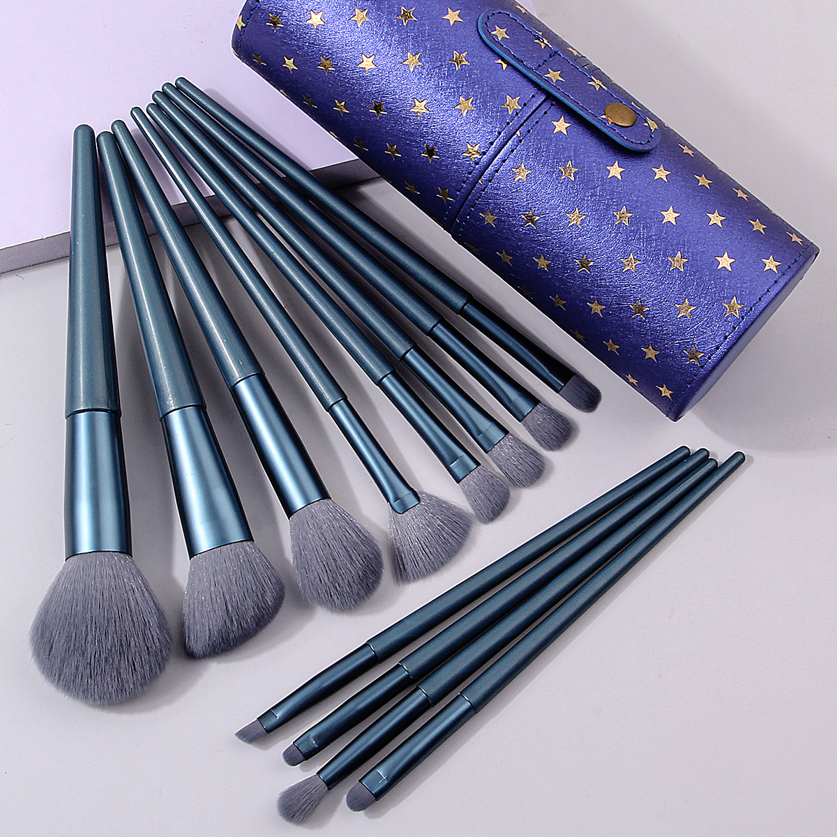 Hot-selling 12-barrel makeup brush set, portable professional blush brush, contouring brush, eyeshadow brush, student bed brush Application Scenario