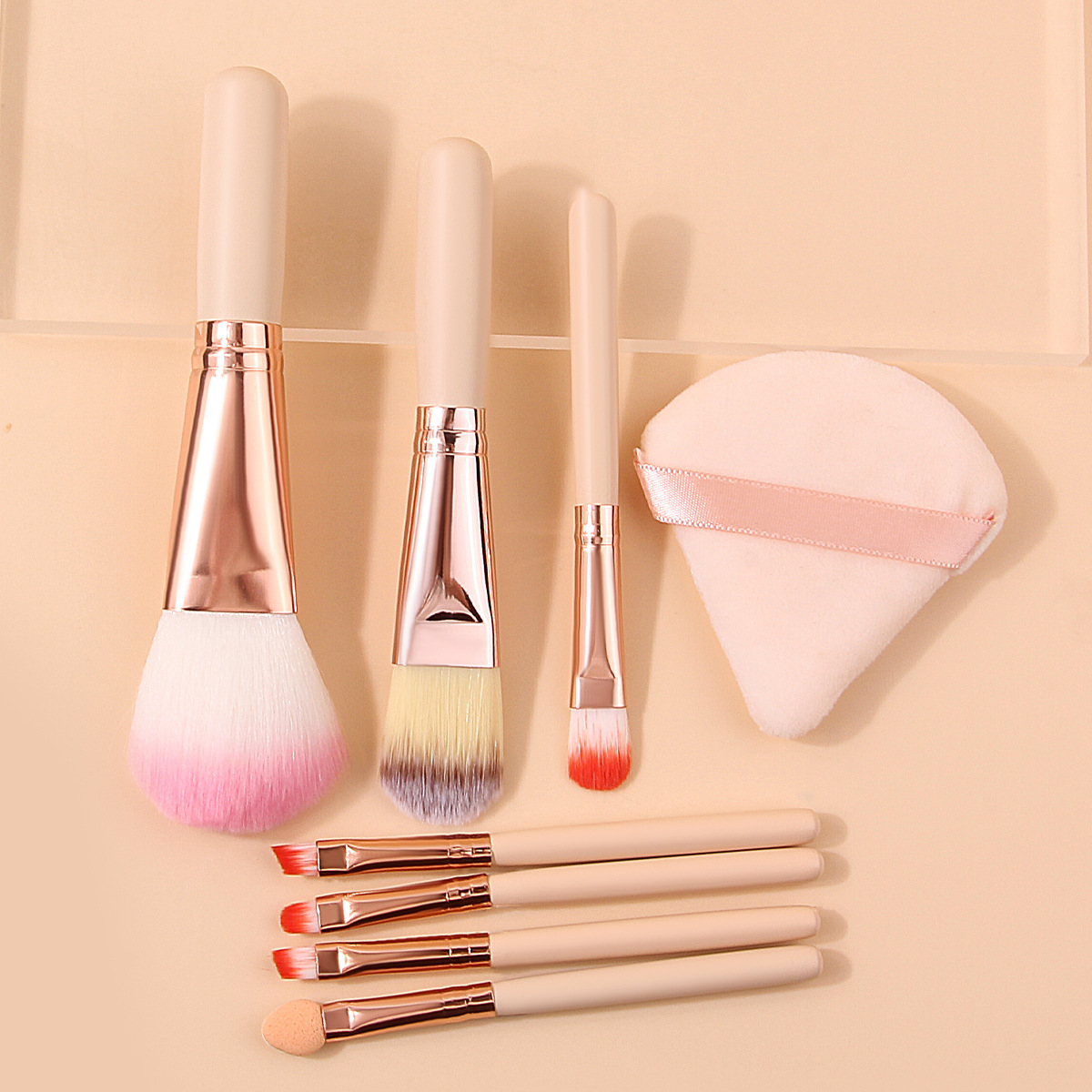 Beginner's 7-piece mini makeup brush set: Foundation, blush, eyeshadow brush, triangular powder puff, portable makeup tools Specification drawing
