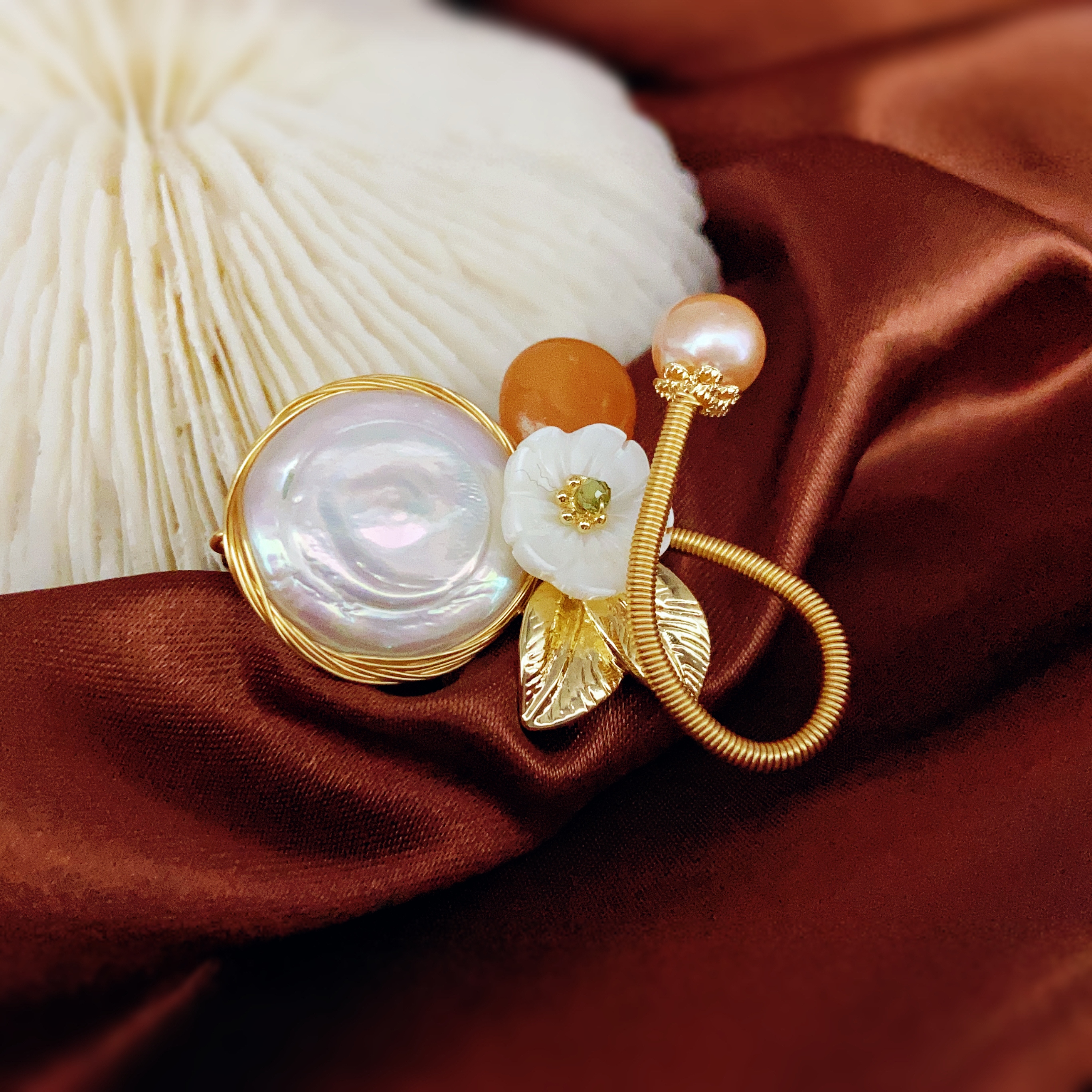 Pearl flower brooch, Baroque pearl brooch, decorative national trend brooch, retro accessory brooch, ladies' waist-cinching fashion Application Scenario