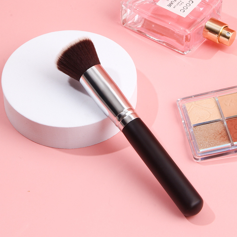 Single flat-head makeup brush, facial contouring brush, beginner makeup tools, foundation brush, beauty tools wholesale Application Scenario