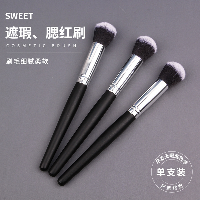 Single concealer brush with wooden handle, portable soft, acne printing, beginner's nasolabial line concealer brush, beauty tool wholesale full figure