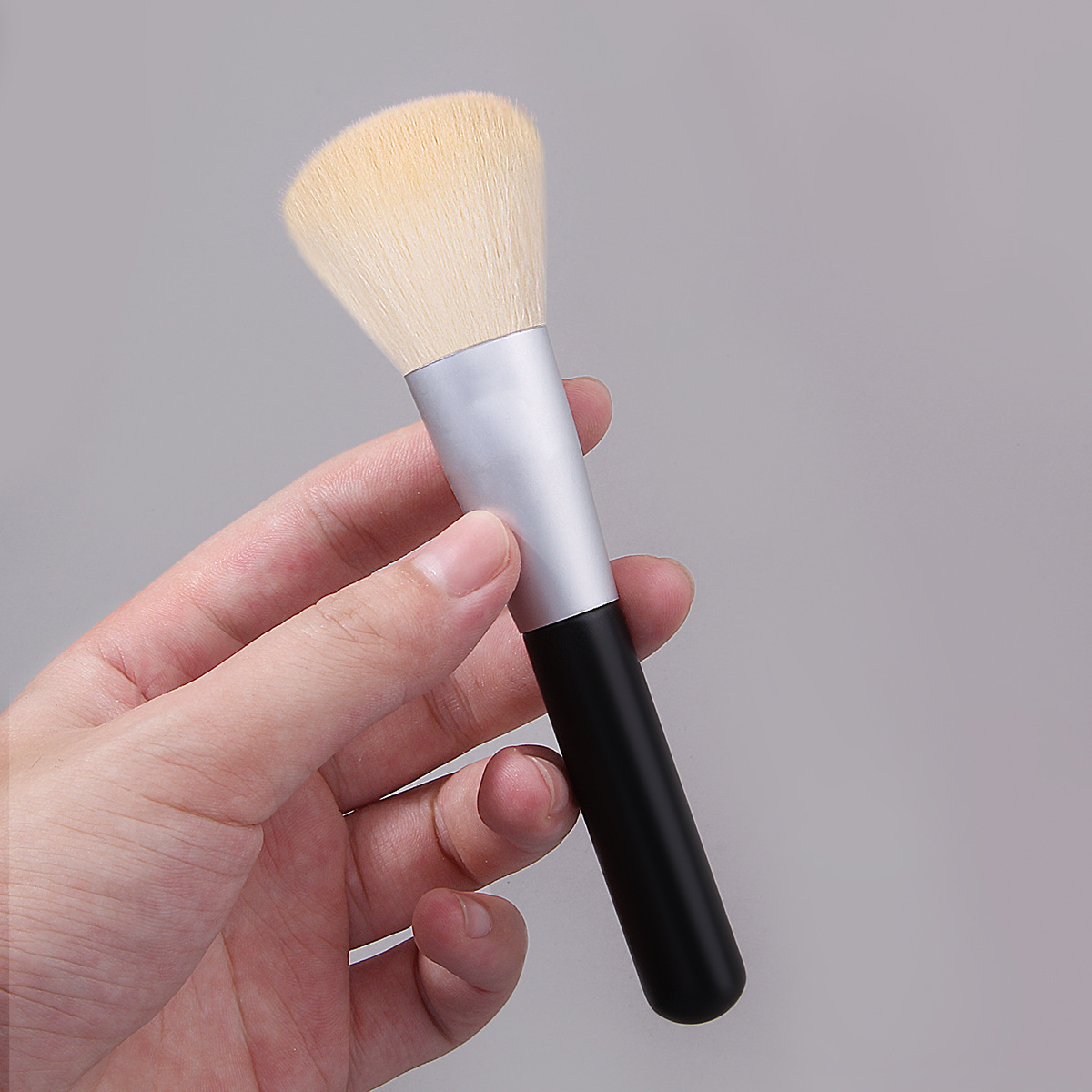 Beauty tools: Single blush brush, portable makeup brush, honey brush, soft bristles, no-makeup setting brush, wholesale in stock details Picture