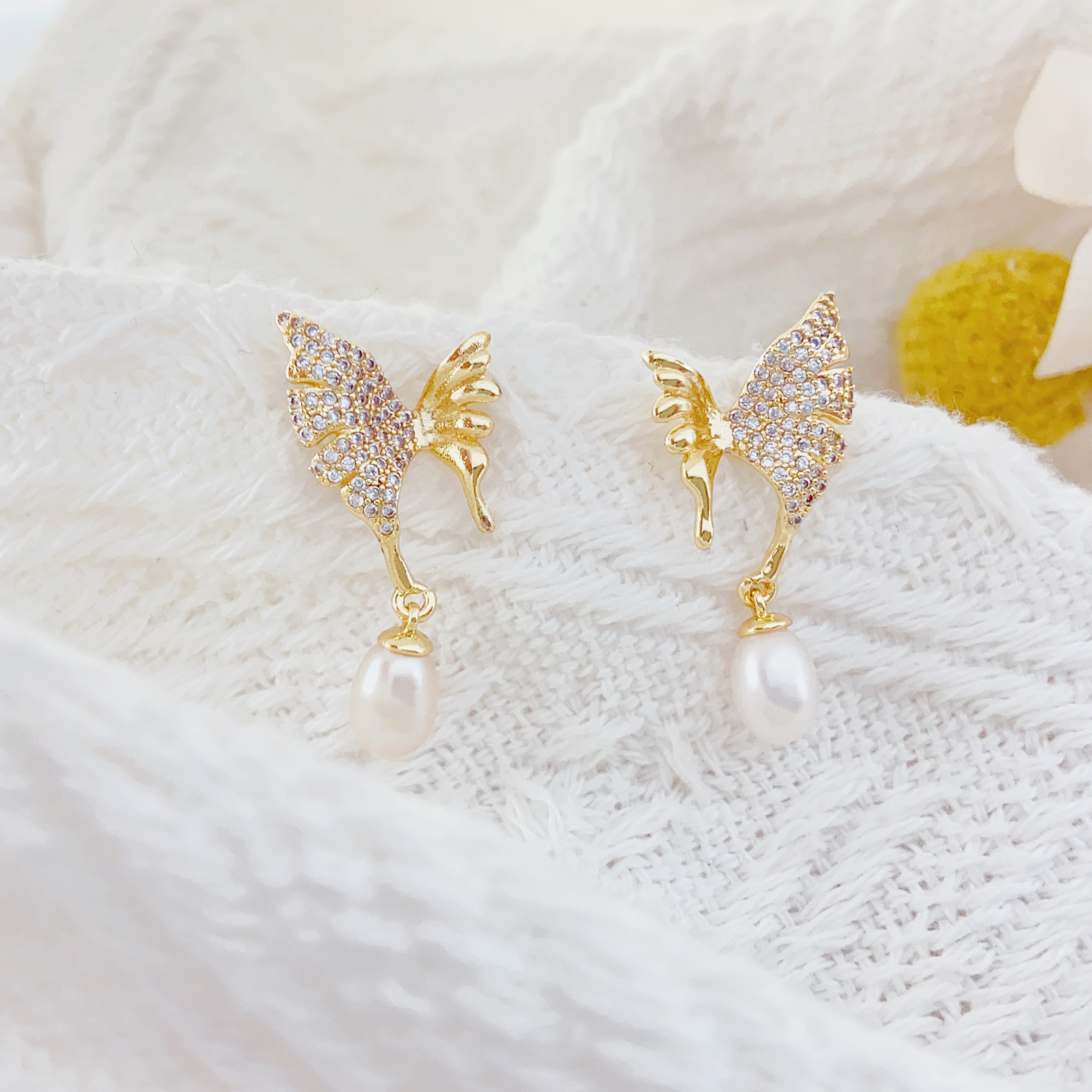 Freshwater pearl stud earrings s925 sterling silver needle stud earrings are a new versatile accessory for women in an Instagram style. They feature a gentle and niche design that follows the cool Instagram trend details Picture