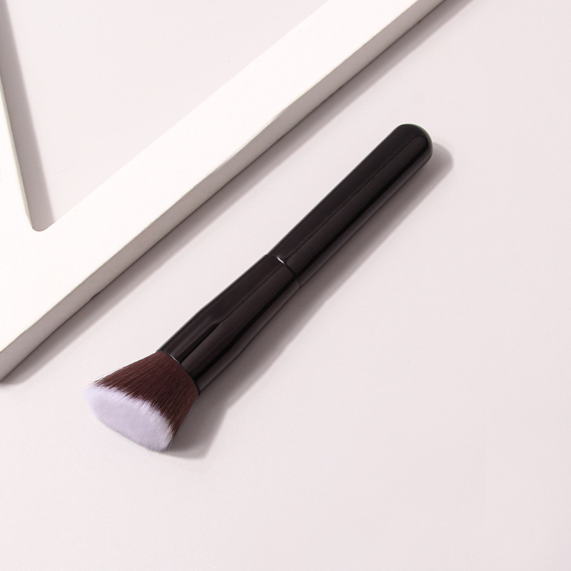 Single portable makeup foundation brush, traceless base makeup brush, angled multi-functional facial makeup single brush Application Scenario