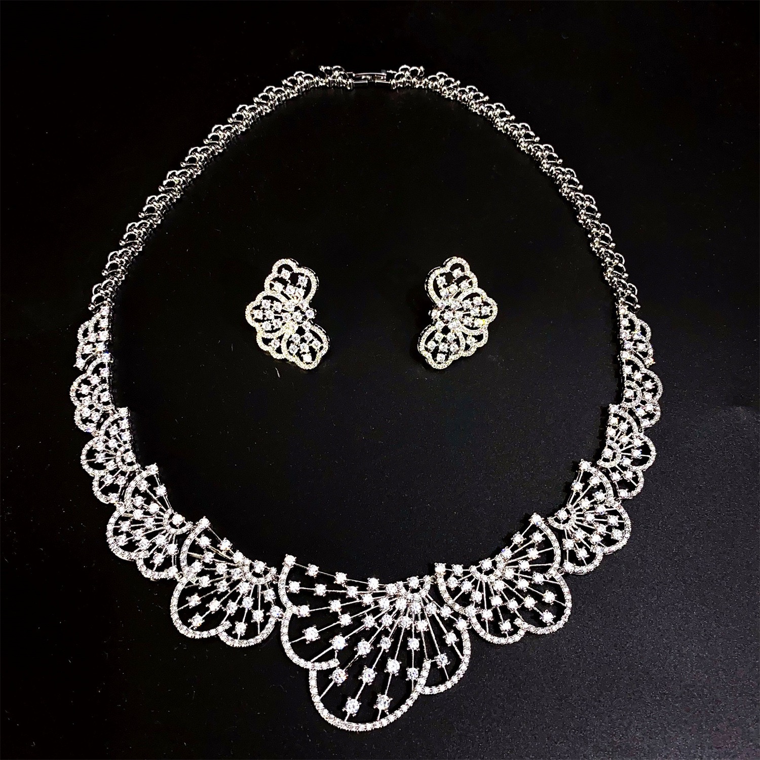 Dazzling and luxurious Zircon necklace Set: Exquisite, beautiful and dazzling jewelry. [Minimalist Jewelry Set] Two-piece necklace and earrings set; Stylish layering combination; Daily commuting and date accessories set; Light luxury and niche design details Picture