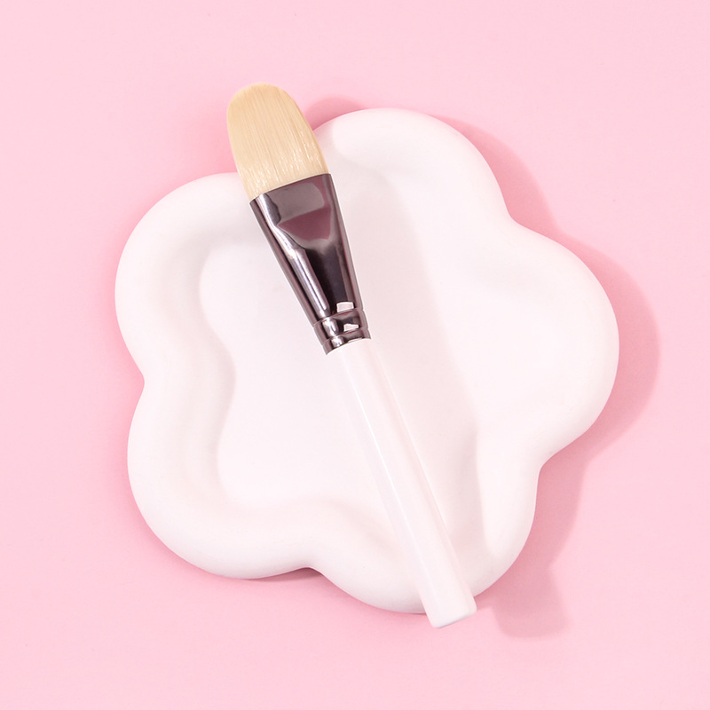 Single white wooden-handled foundation brush, mask brush, beauty tools in stock, makeup brush, portable high-gloss blush brush wholesale details Picture