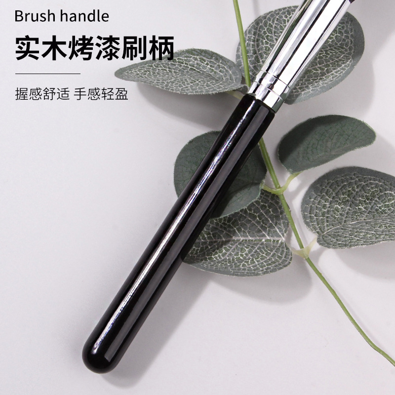 Single multi-functional flame-shaped high-gloss brush, soft-bristled portable blush brush, smumming brush, beginner's makeup tool brush Application Scenario