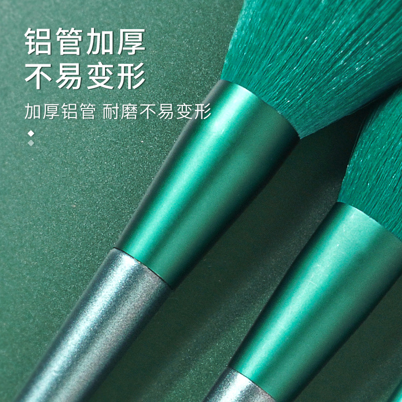 Portable 8-piece green makeup brush set, complete set of detail eyeshadow brushes, setting flame powder powder, aluminum tube angled eyebrows Application Scenario
