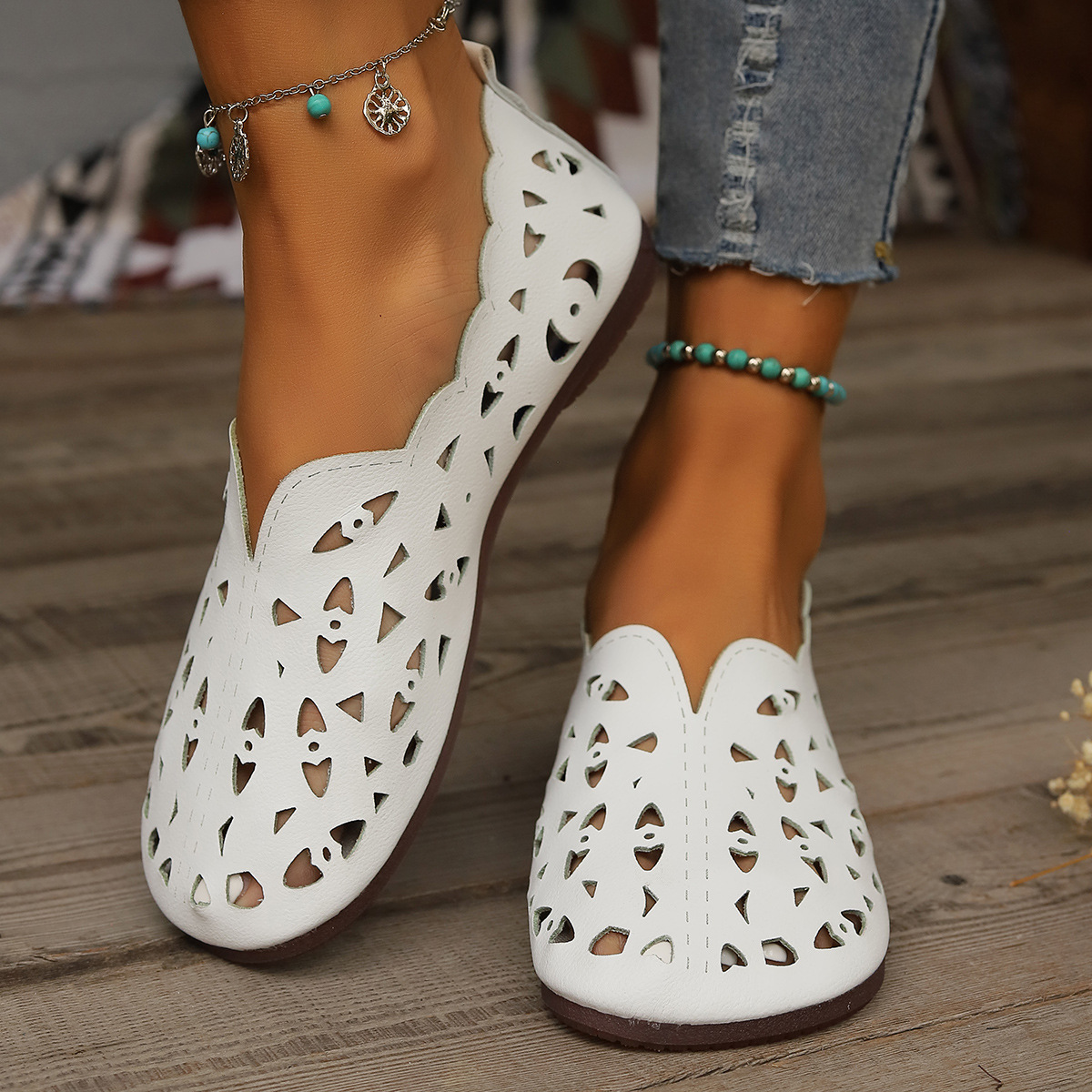 Summer 2025 Breathable hollowed-out Mom sandals, women's flat, round toe, soft sole, large size 43, clog shoes for middle-aged and elderly women details Picture