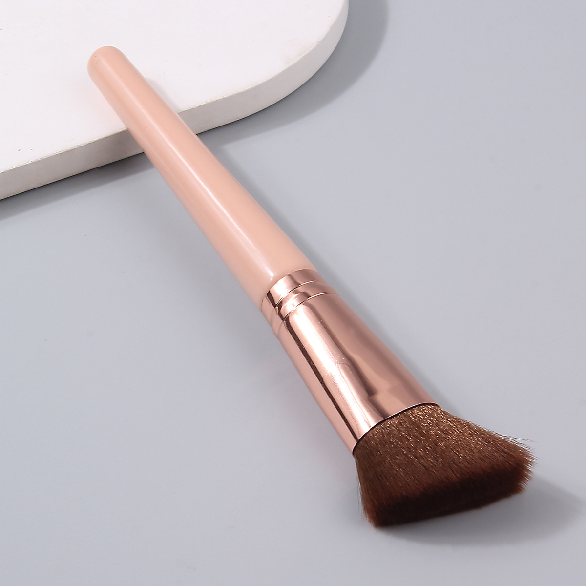 Multi-functional wooden handle blush brush, angled contouring brush, shadow contour brush, facial makeup brush, portable makeup tool Specification drawing