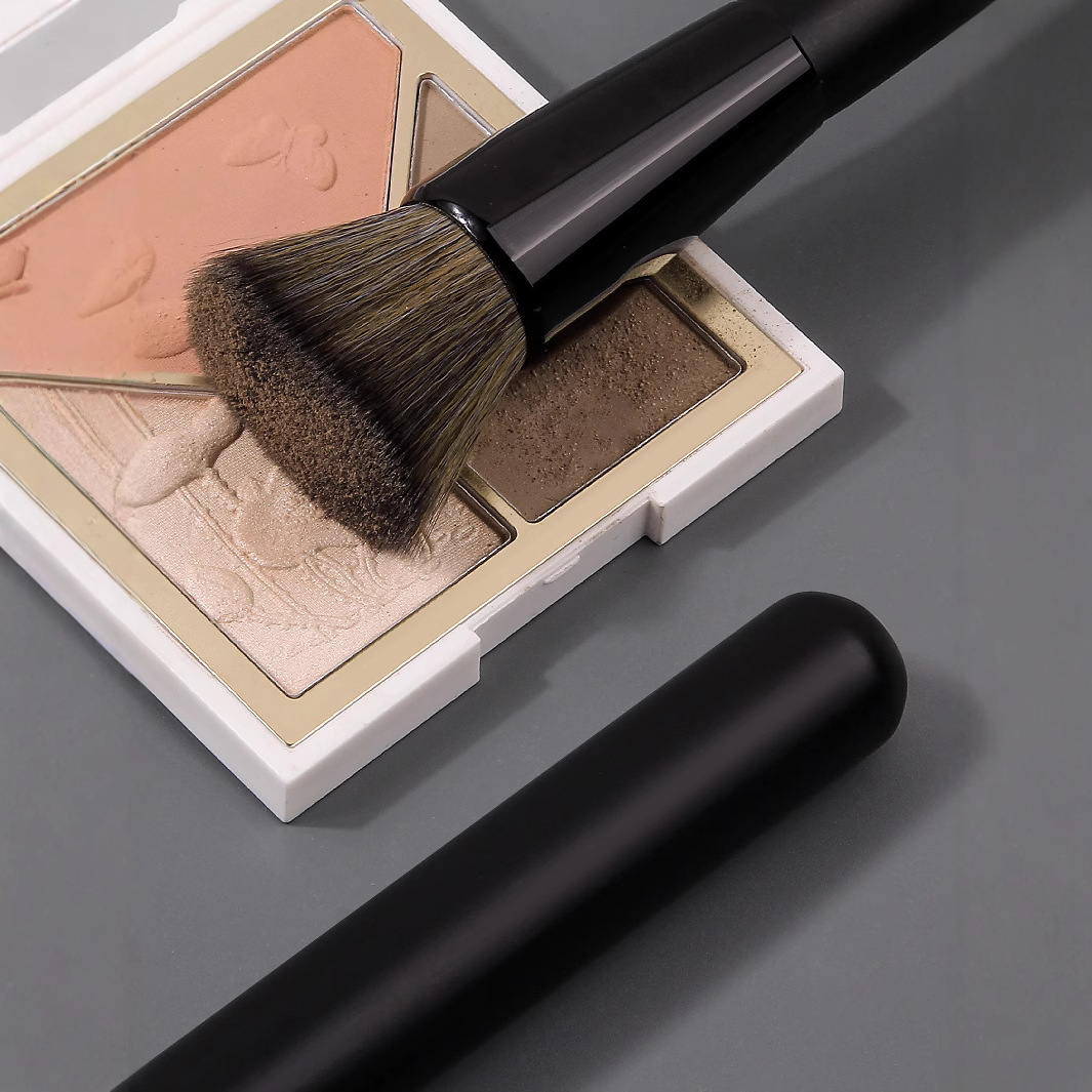 A single flat-head contouring brush, a gray mouse hair contour brush, and a multi-functional facial makeup brush in stock, a cross-border bestseller Application Scenario