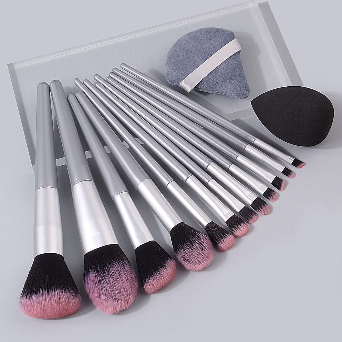 Factory direct sales of 12 soft-bristled makeup brushes set, foundation brush, eyeshadow brush with triangular powder puff, sponge egg in stock details Picture