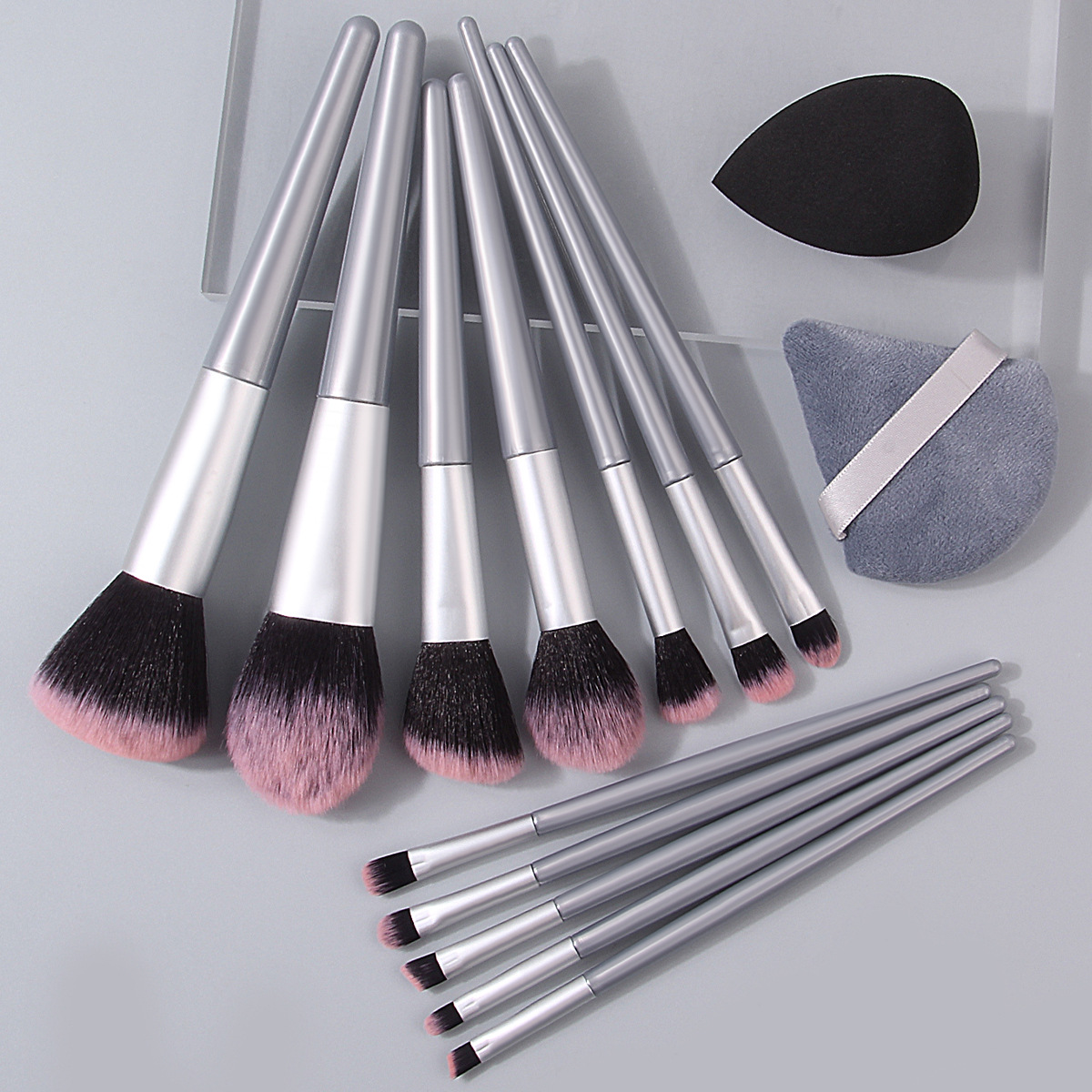 Factory direct sales of 12 soft-bristled makeup brushes set, foundation brush, eyeshadow brush with triangular powder puff, sponge egg in stock full figure