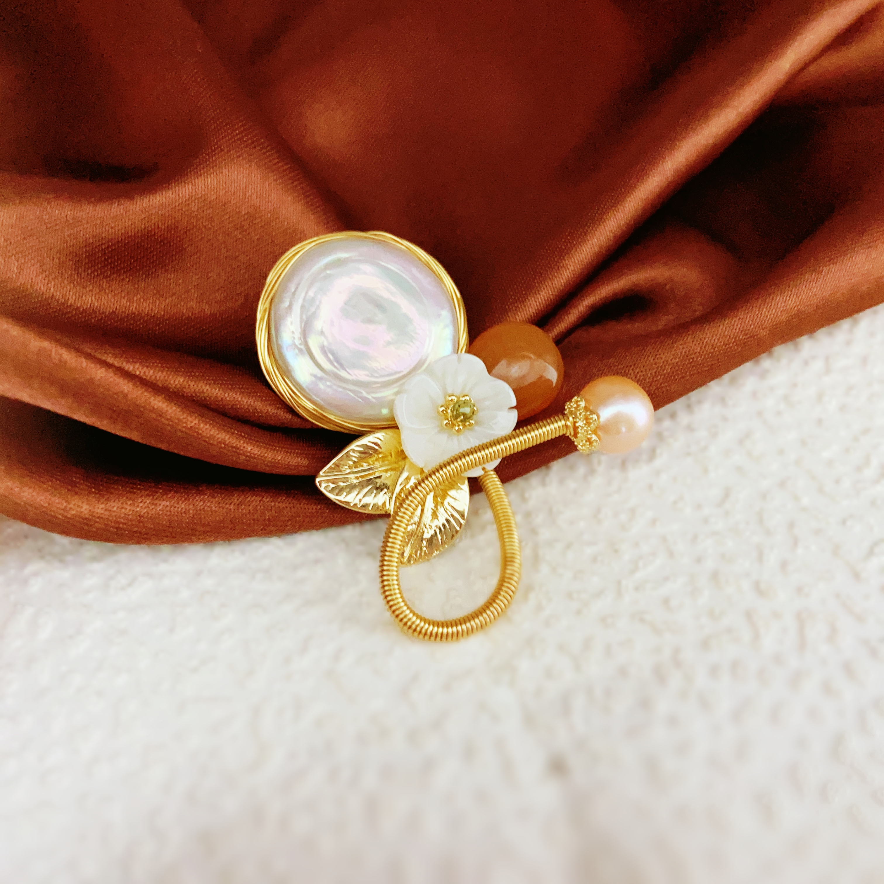 Pearl flower brooch, Baroque pearl brooch, decorative national trend brooch, retro accessory brooch, ladies' waist-cinching fashion Specification image