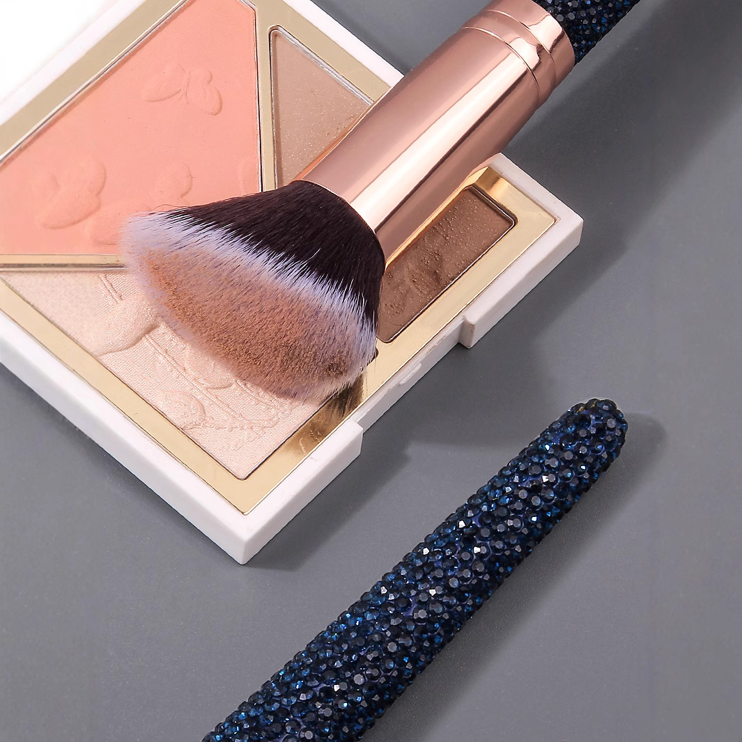 Cross-border makeup brushes are selling well. Diamond-handled beauty tools: foundation brushes, blush brushes, concealer brushes, and loose powder brushes are available in stock Application Scenario