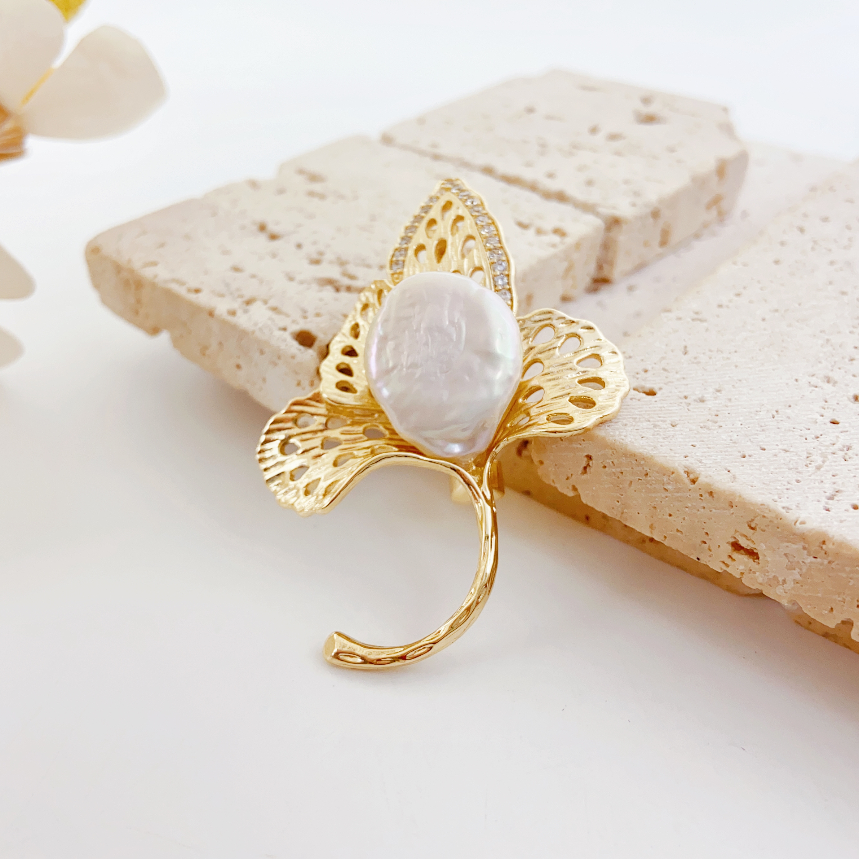 Pearl flower brooch, Baroque pearl brooch, decorative national trend brooch, retro accessory brooch, ladies' waist-cinching fashion Christmas brooch gift, Chinese style Specification image