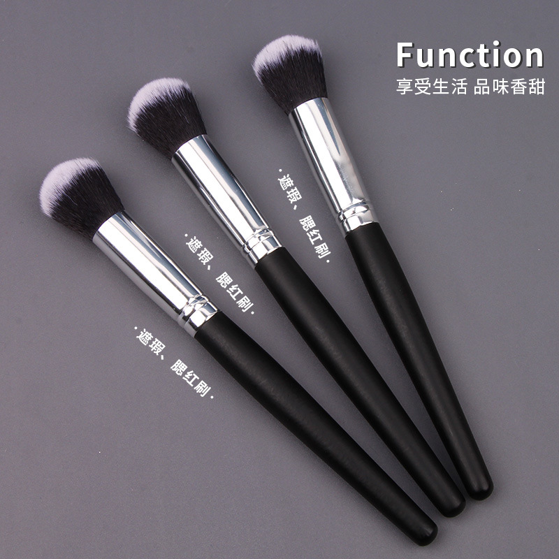 Single concealer brush with wooden handle, portable soft, acne printing, beginner's nasolabial line concealer brush, beauty tool wholesale Application Scenario