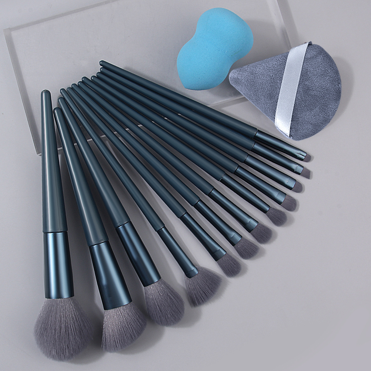 Factory direct sales of 12 makeup brush sets, makeup sponges, powder puffs, beauty eggs, portable complete sets of facial makeup brushes details Picture