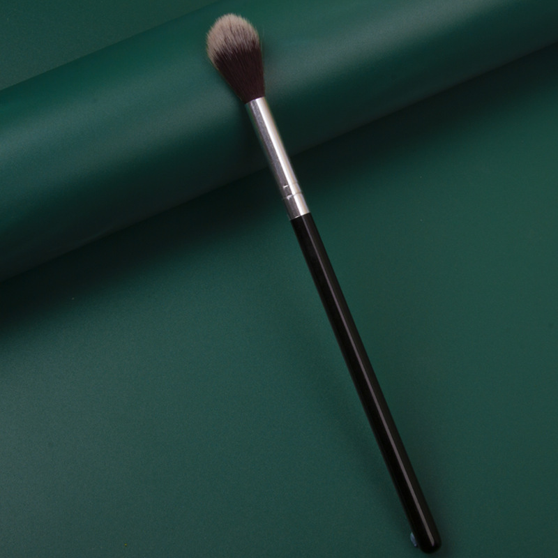Highlighter makeup brush, Flame, single brush, black long rod, smudging brush, soft bristle eye makeup tool, student makeup brush Application Scenario