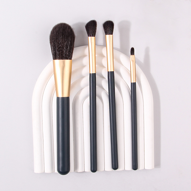 4-piece makeup set: Soft bristle portable loose brush, angled contouring brush, smudging brush, eyeshadow brush, beginner's brush full figure