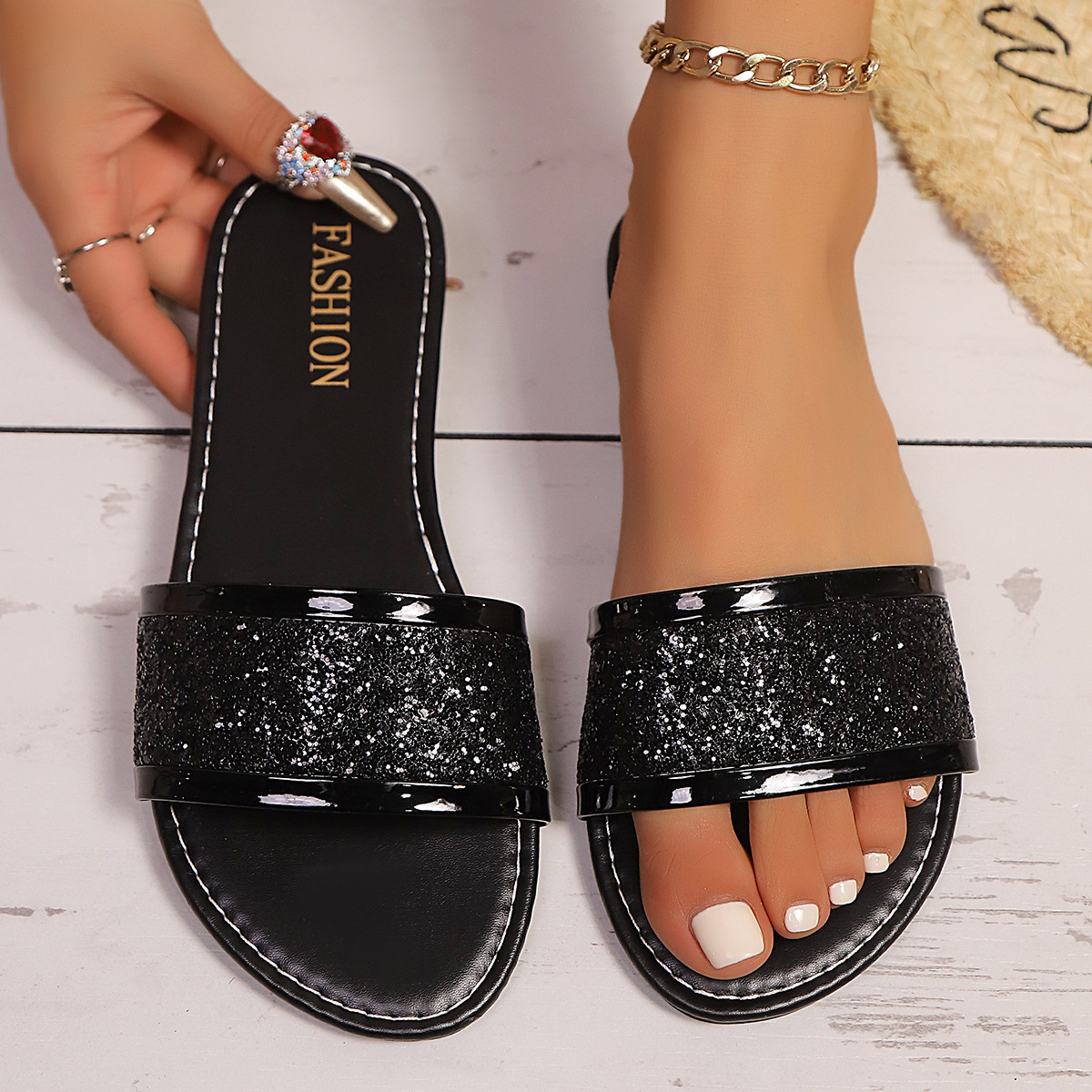 New foreign trade one-piece sequined flip-flops for women in summer, 2025 round toe, toe-exposed, soft-soled, flat-bottomed beach flip-flops Application Scenario