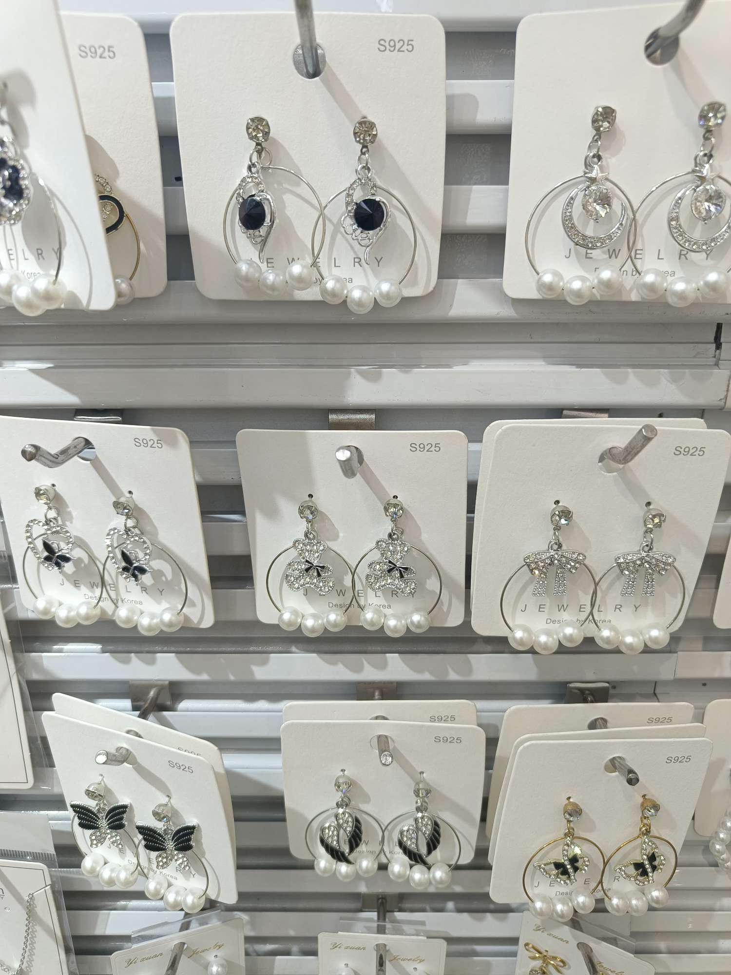 Fashionable pearl earrings, welded zircon earrings, simple and elegant women's earrings and accessories, trendy and versatile detail image 2