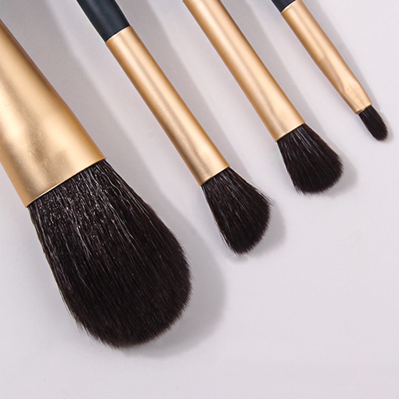 4-piece makeup set: Soft bristle portable loose brush, angled contouring brush, smudging brush, eyeshadow brush, beginner's brush Application Scenario