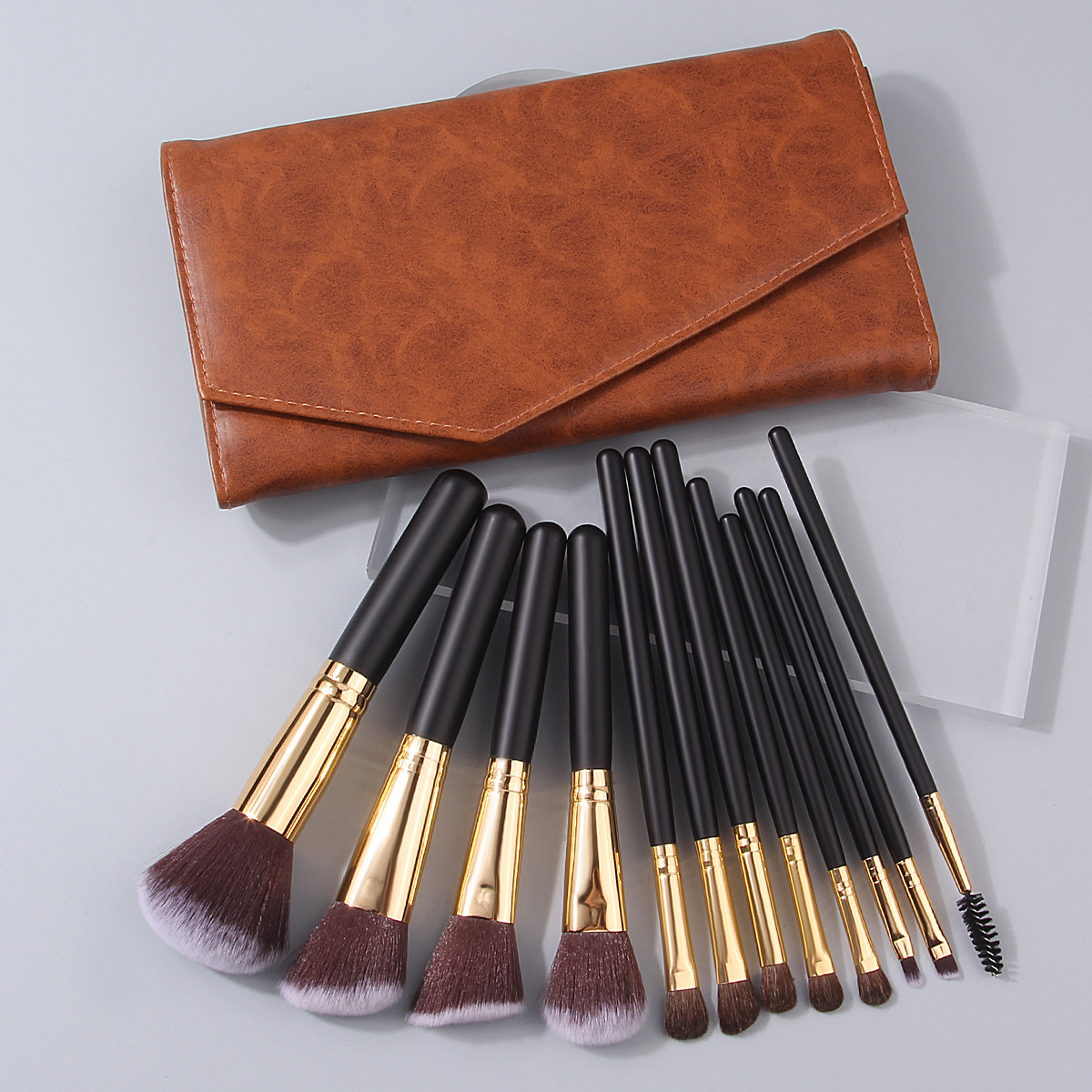 Travel set: 12 facial makeup brushes, soft bristle foundation, blush, eyeshadow brushes, portable retro brown envelope storage bag details Picture