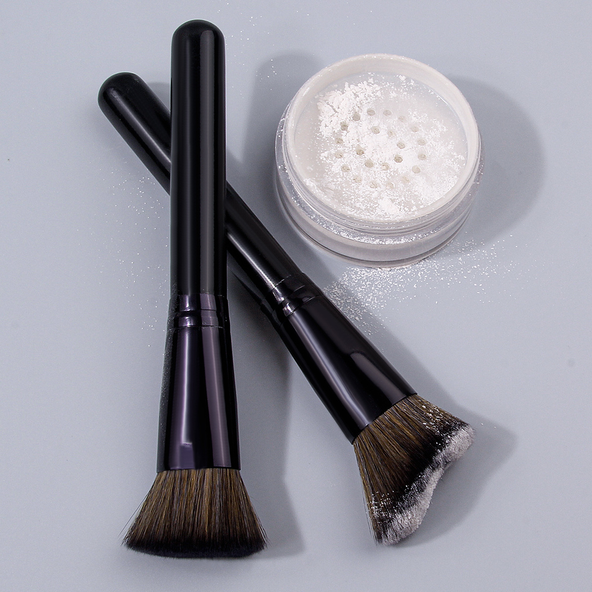 High-end wooden-handled makeup loose brush contouring brush, soft and non-shedding facial makeup setting brush, honey brush in stock details Picture