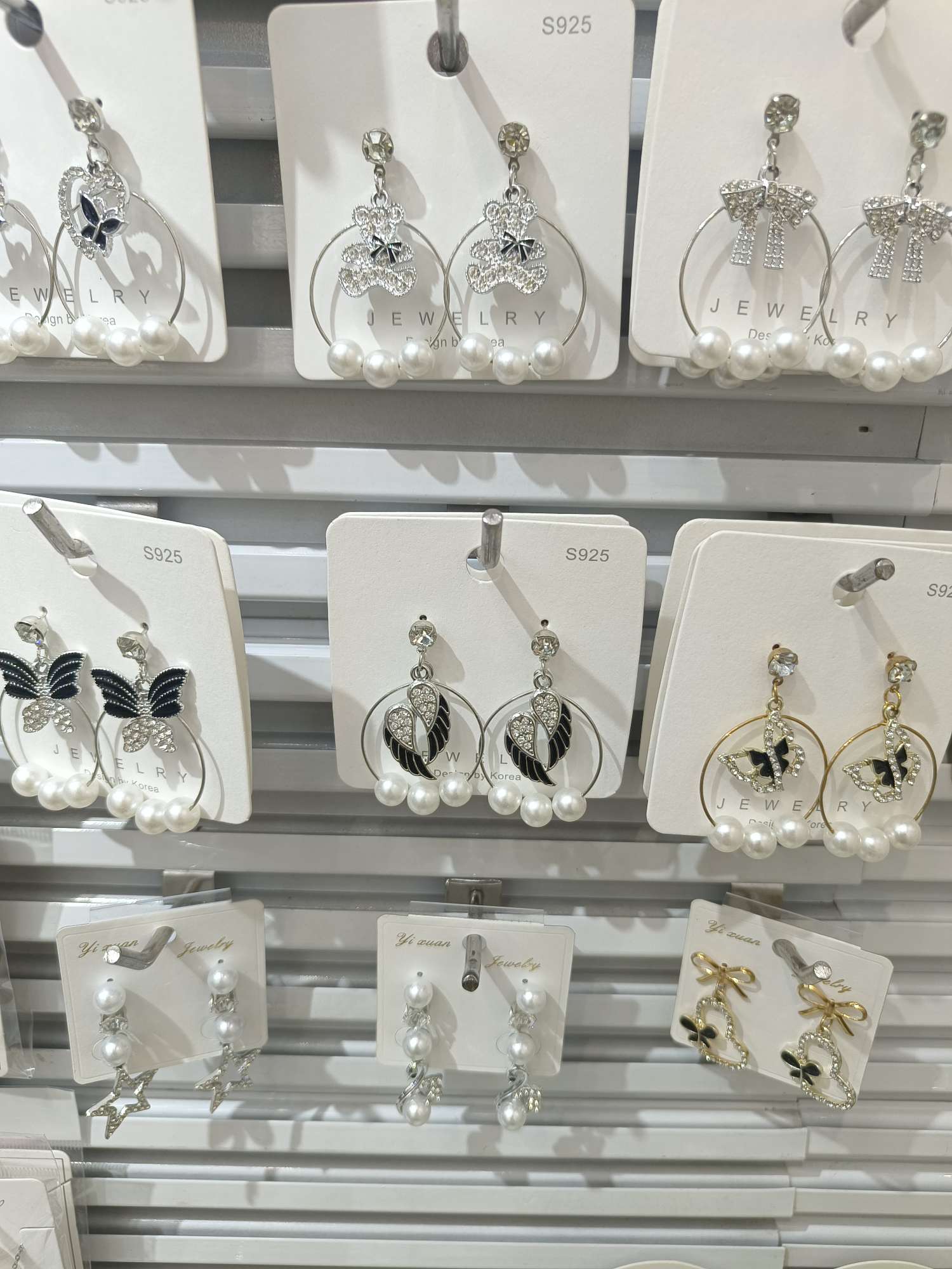 Fashionable pearl earrings, welded zircon earrings, simple earrings, versatile earrings for women's charm, trendy earrings and accessories detail image 3