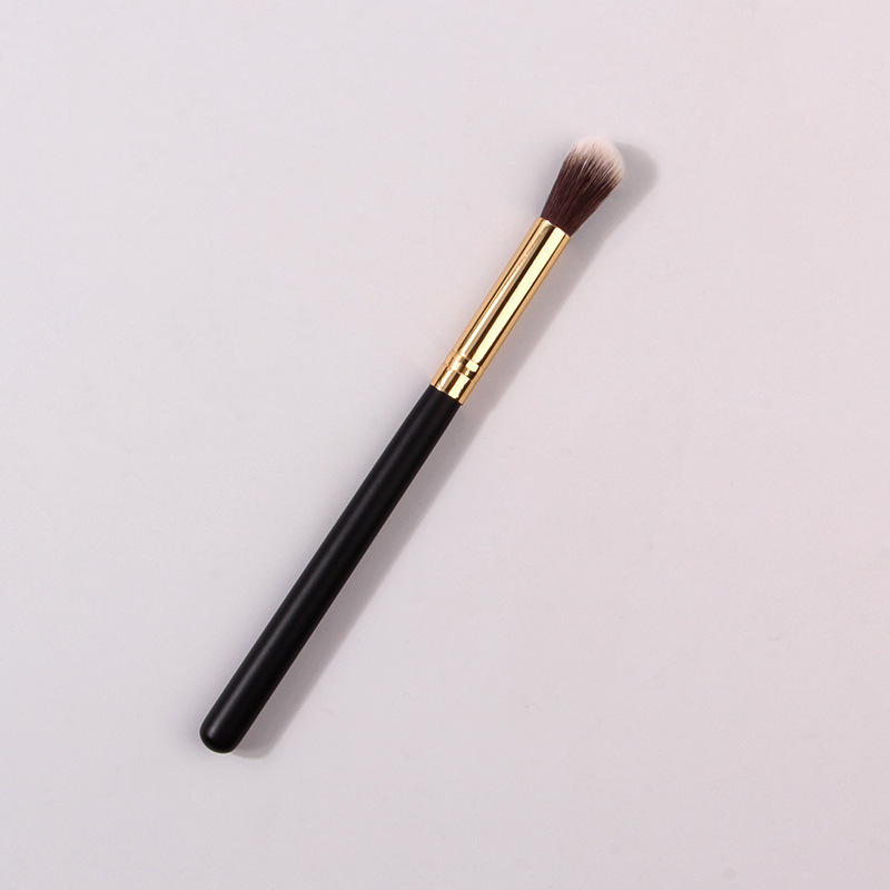 Wooden handle single high-gloss brush, portable soft-bristled high-gloss brush, beginner makeup brush, makeup tool brush, wholesale in stock Application Scenario