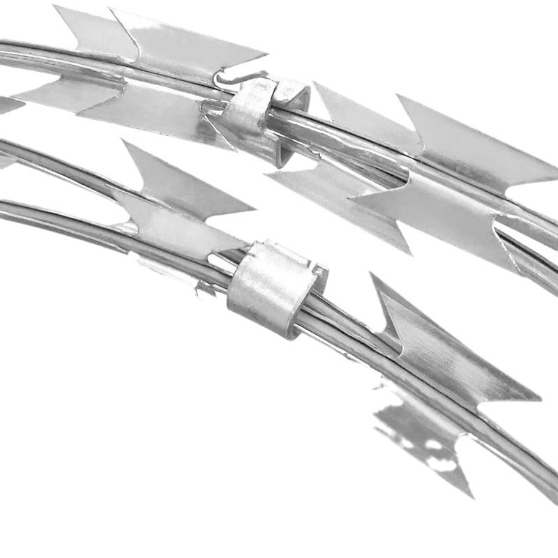 刀片刺绳刺丝滚笼镀锌防盗防爬滚笼围墙蛇腹型刺网现货工厂防爬刺铁蒺藜钢丝网镀锌钢丝刺绳带刺户外铁丝网围墙防爬刺绳 刀片铁丝产品图