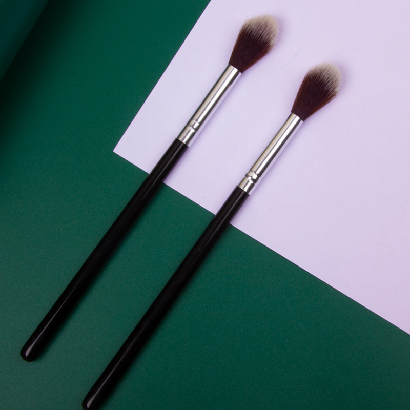 Highlighter makeup brush, Flame, single brush, black long rod, smudging brush, soft bristle eye makeup tool, student makeup brush details Picture