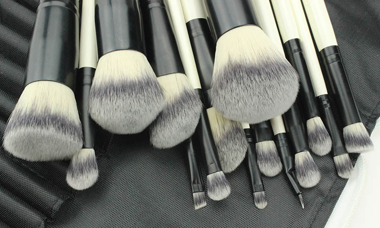 15-piece makeup brush set, fiber bristle complete eyeshadow brush, portable makeup brush, beginner's beauty tools wholesale Application Scenario