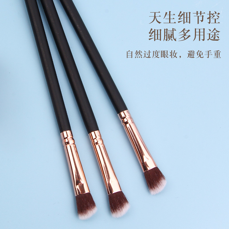 Single eyeshadow brush, rose gold eye smudging brush, angled eyeshadow brush, wooden handle makeup brush, wholesale beauty tools Application Scenario