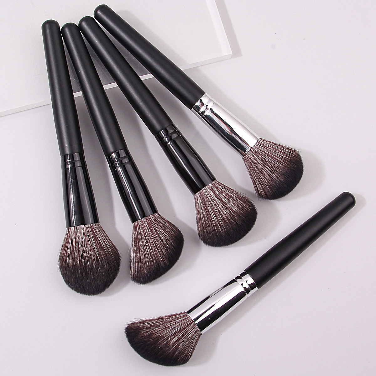New single flame type blush brush, highlighter brush, facial brightening, fluffy and soft bristles professional makeup brush, in stock and ready for immediate shipment full figure