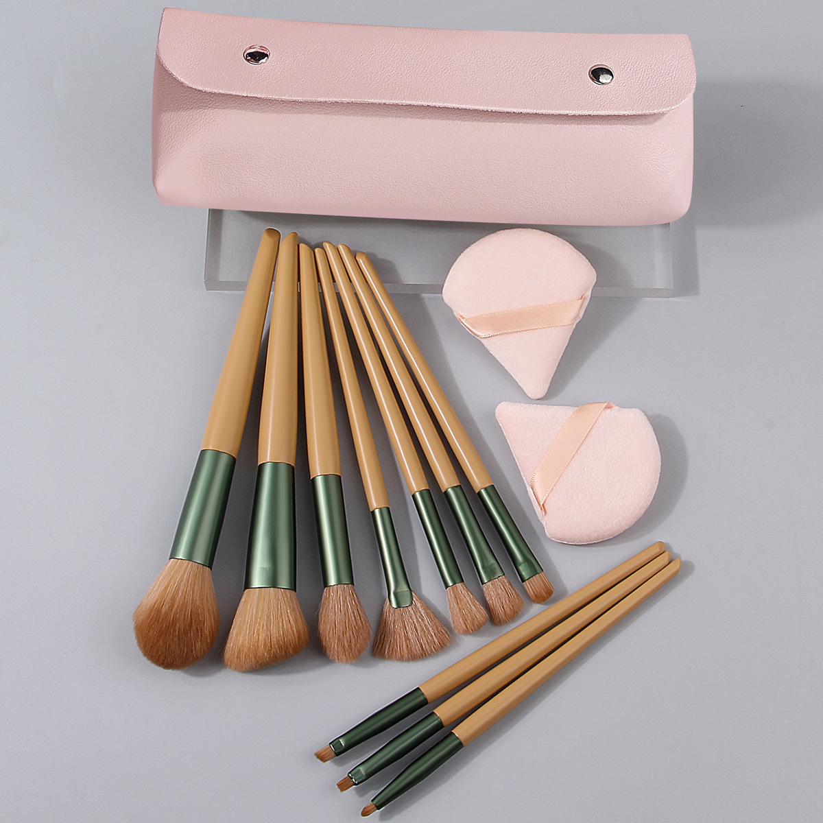 New 10-piece beginner makeup brush set: Soft bristle portable blush, eyeshadow, lip brush with makeup bag and sponge powder puff details Picture