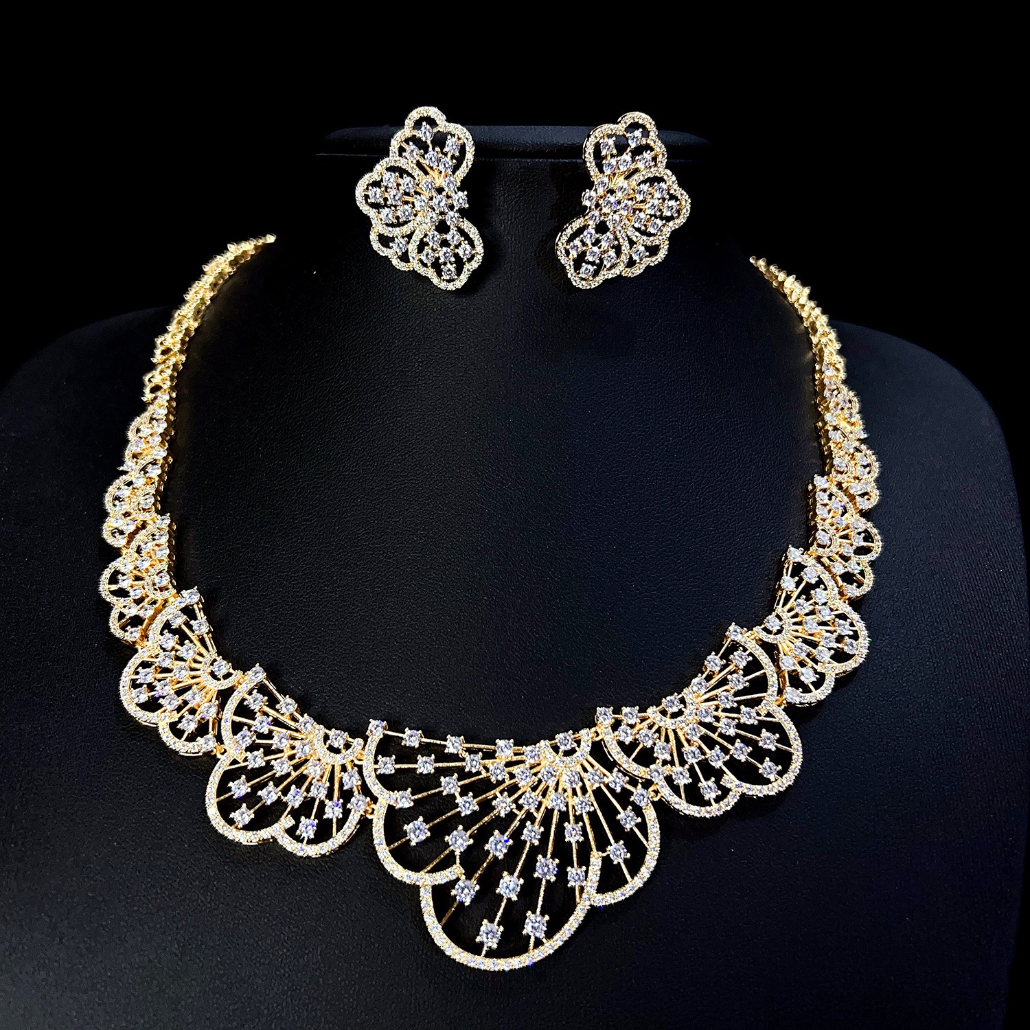 Dazzling and luxurious Zircon necklace Set: Exquisite, beautiful and dazzling jewelry. [Minimalist Jewelry Set] Two-piece necklace and earrings set; Stylish layering combination; Daily commuting and date accessories set; Light luxury and niche design Specification image