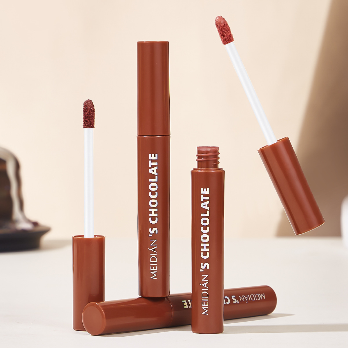 Cross-border exclusive Meidian Chocolate lip gloss bag, velvet matte finish, natural appearance, whitening, not easy to stick to the glass Application Scenario
