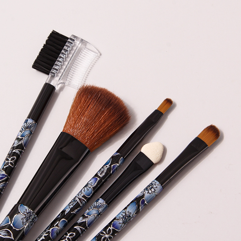 Exquisite 5-piece leopard print makeup set refresh model in stock, facial beauty tools, mini portable makeup brush set Application Scenario