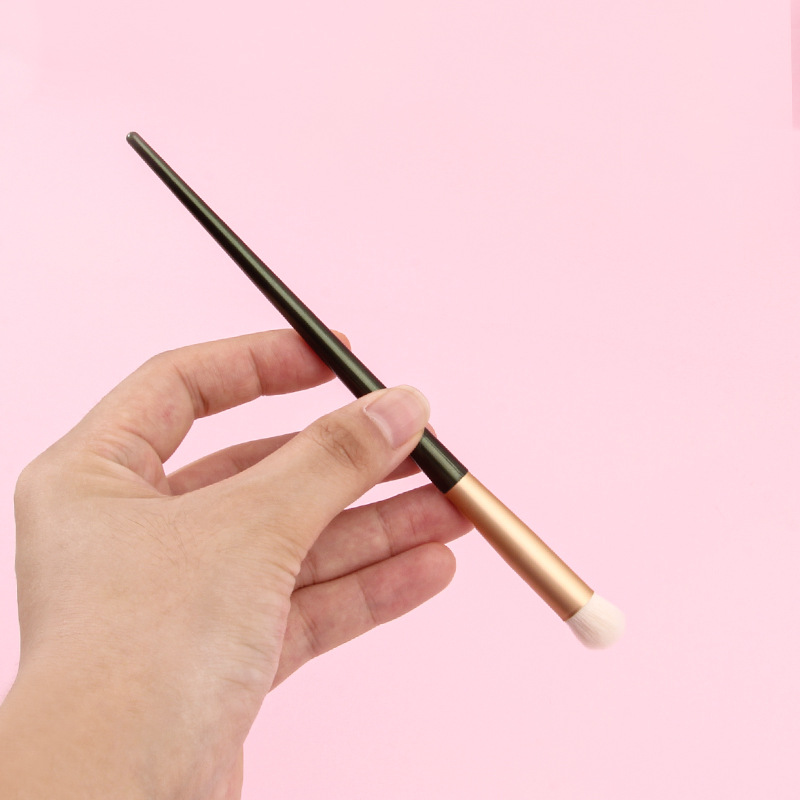Single lip smudging brush, thumb concealer brush, tip lip smudging brush, portable lipstick application makeup brush Application Scenario