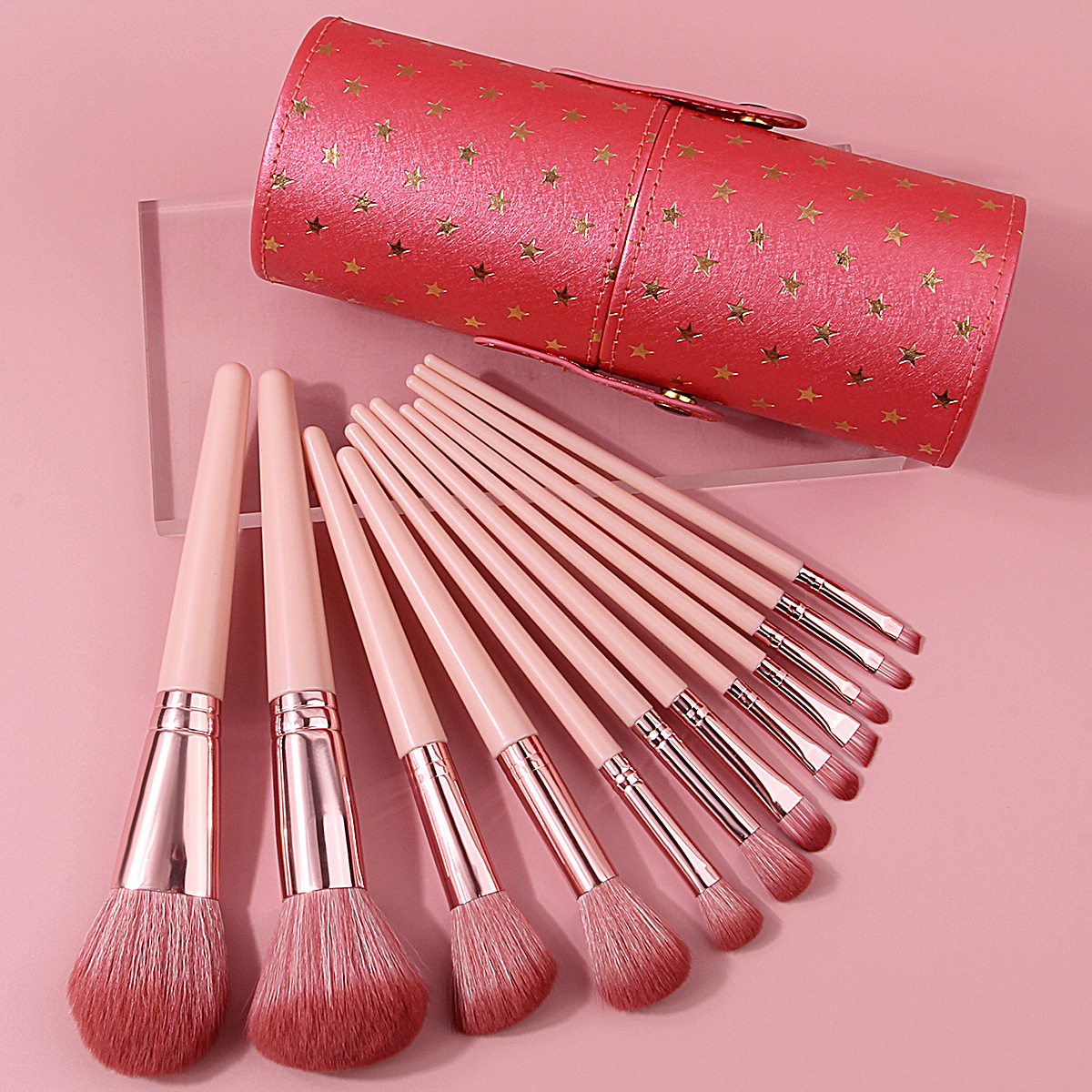 The new 12-stick makeup brush is portable, soft, and comes with a complete storage bucket. It is a beginner's beauty tool for powder brushes and blush brushes full figure