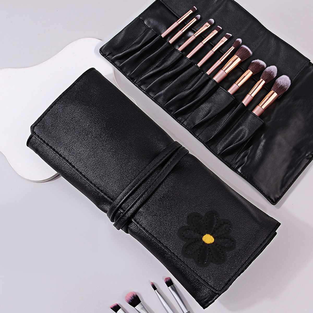 High-quality 12-hole makeup brush bag made of PU leather, high-end beige black portable makeup brush storage bag with strap full figure