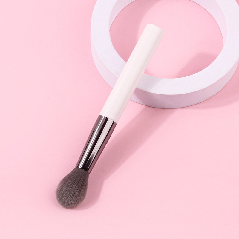 Single white wooden-handled foundation brush, mask brush, beauty tools in stock, makeup brush, portable high-gloss blush brush wholesale Application Scenario